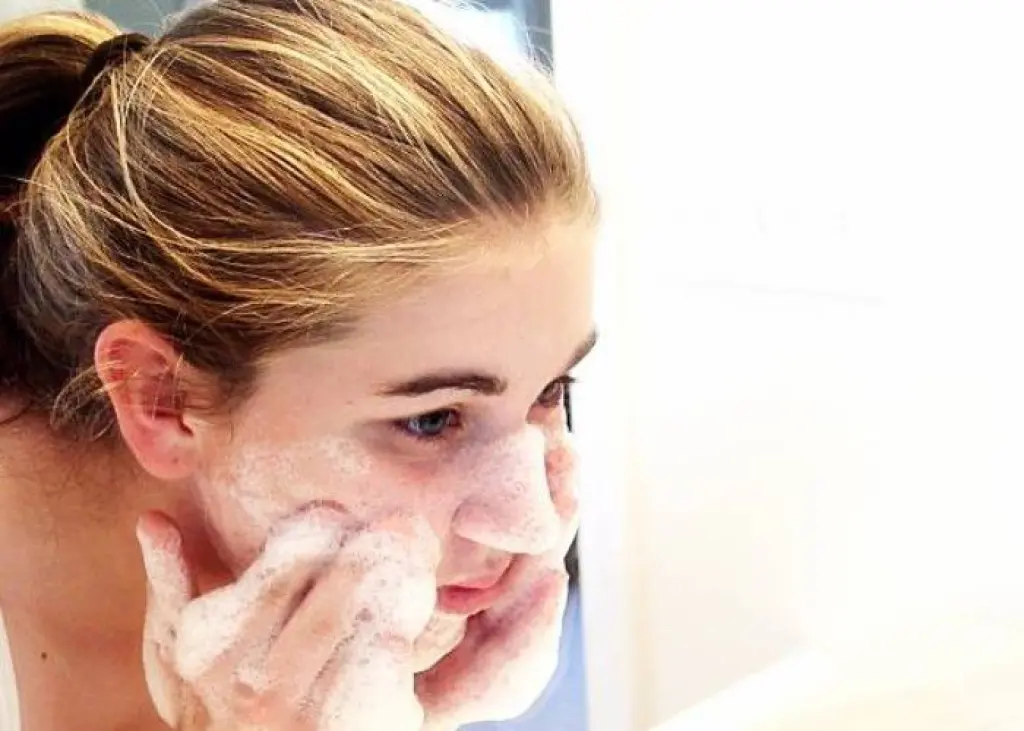 10 مدل بهترین فوم شستشوی صورت برای پوست خشک و چرب